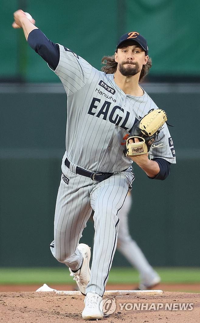 한화 선발투수 와이스 투구 (부산=연합뉴스) 강선배 기자 = 23일 부산 사직야구장에서 열린 2025 프로야구 신한 SOL 뱅크 KBO리그 한화 이글스와 롯데 자이언츠의 경기. 1회 말 롯데 공격 한화 선발투수 와이스가 투구하고 있다. 2025.4.23 sbkang@yna.co.kr