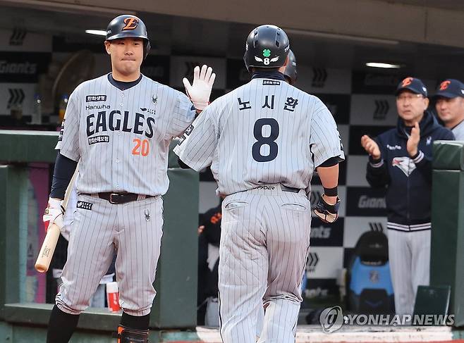 한화 노시환 홈인 (부산=연합뉴스) 강선배 기자 = 23일 부산 사직야구장에서 열린 프로야구 2025 신한 SOL 뱅크 KBO리그 한화 이글스와 롯데 자이언츠의 경기. 1회 초 1사 후 한화 이진영의 우전 2루타 때 2루 주자 노시환이 홈으로 들어와 동료들의 환영을 받고 있다. 2025.4.23 sbkang@yna.co.kr