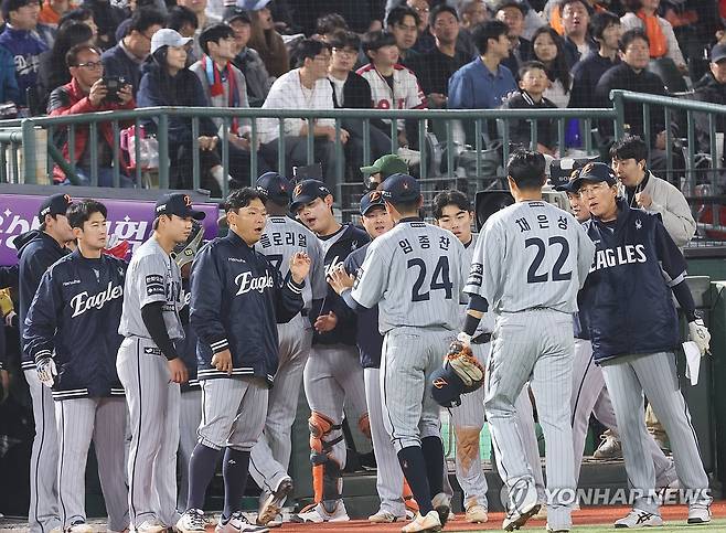 잘하고 있어 (부산=연합뉴스) 강선배 기자 = 23일 부산 사직야구장에서 열린 프로야구 2025 신한 SOL 뱅크 KBO리그 한화 이글스와 롯데 자이언츠의 경기. 5이닝을 마친 후 한화 선수들이 동료들의 환영을 받으며 더그아웃으로 들어가고 있다. 2025.4.23 sbkang@yna.co.kr