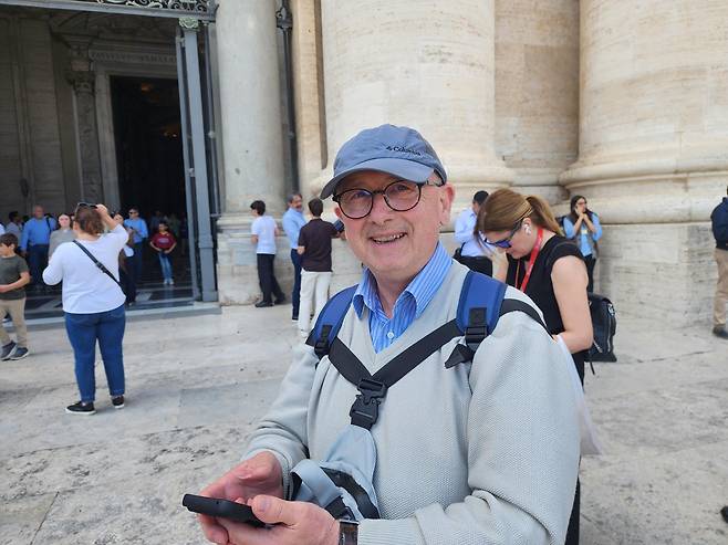 조문 마친 로베르토씨 (바티칸=연합뉴스) 신창용 특파원 = 프란치스코 교황이 선종한 지 사흘째인 23일(현지시간) 바티칸 성 베드로 대성전에서 일반인 조문이 시작됐다. 조문을 마친 로베르토 씨가 연합뉴스와 인터뷰하고 있다. 2025.04.23 changyong@yna.co.kr