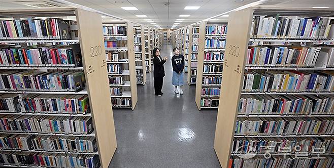 수원 향토기업인 선경그룹이 고 최 회장의 애향과 인재 육성의 뜻을 기려 1995년 개관한 선경도서관이 곧 개관 30주년을 맞는 가운데 24일 오후 수원시 팔달구 선경도서관 종합자료실에서 관계자들이 자료를 살펴보고 있다. 김경민기자