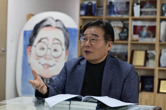 본보와 인터뷰 중인 이병훈 전 국회의원. / 임문철 기자