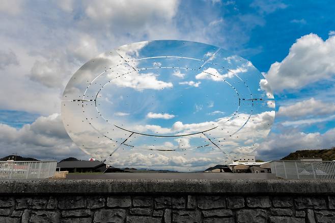 제주 미술작가 부지현이 올해 일본에서 열리는 세토우치 트리엔날레에 참여한다. 공식 초청된 유일한 한국 작가이면서, 이번 트리엔날레에서 주목해야 할 작가 3인 중 하나로 선정됐고, 무엇보다 부지현의 작품이 영구설치되면서&nbsp;의미를 더한다.사진은 2025 일본 세토우치 트리엔날레를 맞아 세토우치 우노항에 영구 설치된 부지현 작가의 작품 '더 홈' / 이하 사진=부지현