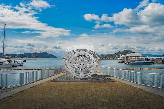 부지현 작가는 이번에 대규모 설치 작품 '더 홈'(The Home)을 선보인다. 작품 소개에 따르면, '더 홈'은 올해 만든 신작으로 스테인레스 스틸과 폐집어등으로 제작했다. 크기는 350×400×235cm이다.&nbsp;