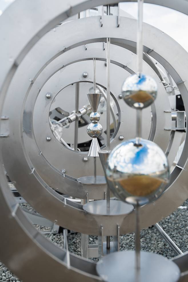 '더 홈'은 생명의 발원지이자 궁극적인 안식처, 나아가야 할 목적지로서의 의미를 포괄하는 공간을 구현한 작품이다. 폐집어등과 금속 구조물, 거울이 결합돼 야외공간에서 시시각각 변화 하는 빛과 주변 풍경을 받아들이고 반사하며 신비로운 움직임을 만들어낸다.&nbsp;