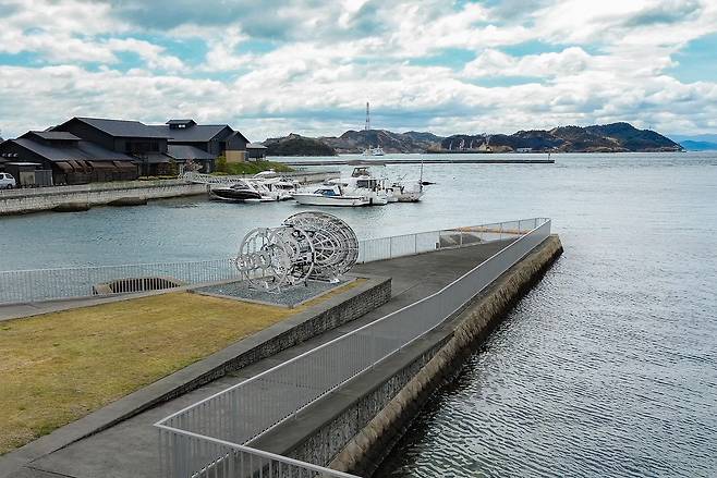 2025 일본 세토우치 트리엔날레를 맞아 세토우치 우노항에 영구 설치된 부지현 작가의 작품 '더 홈' / 사진=부지현