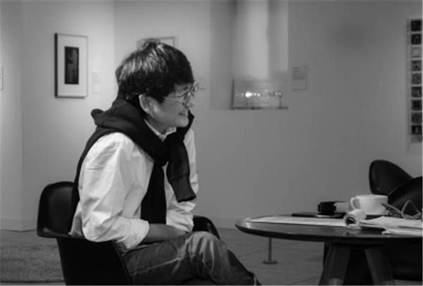 부지현은 1979년 제주 출생으로 바다에 대한 자전적인 기억을 바탕으로 빛과 공간을 탐구하는 몰입형 설치작업을 선보이는 예술가이다.&nbsp;일본 갤러리 Q, 아라리오 뮤지엄, 환기 미술관, 조명박물관, 유네스코 HQ 파리 등에서 개인전을 열었다. 제주비엔날레, 국립아시아문화전당, 블라디보스톡비엔날레, 관두비엔날레, 아모레퍼시픽미술관, 김창열미술관 등 다수의 기획전에 참여했다.&nbsp;/ 사진=부지현