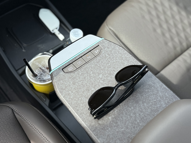 기아 EV4 슬라이딩 콘솔 테이블./사진=백유진 기자 byj@