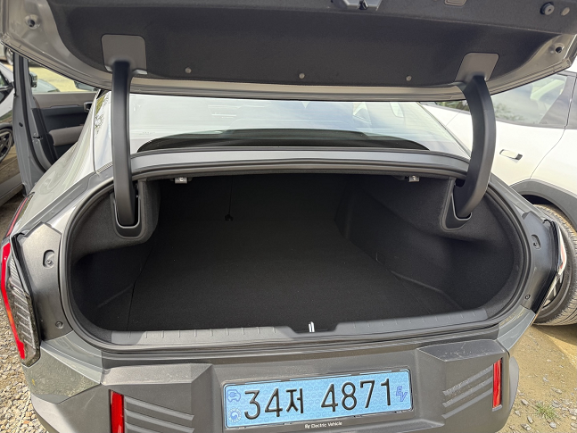 EV4의 트렁크는 동급 최대 수준인 490L다. 트렁크가 열리는 면적을 넓혀 적재 시 편의성과 활용성을 높였다고 한다./사진=백유진 기자 byj@