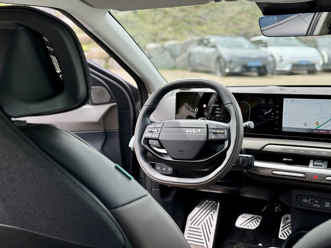 기아 EV4 운전석./사진=백유진 기자 byj@
