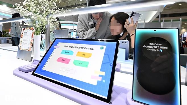 24일 서울 강남구 코엑스에서 열린 '월드IT쇼 2025'에 참석한 관람객들이 삼성전자 AI클래스에서 갤럭시 S25시리즈의 AI활용법을 배우고 있다./사진=이명근 기자 qwe123@