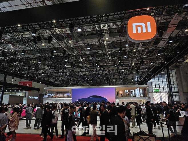 23일 중국 상하이 국가전시컨벤션센터에서 상하이 모터쇼 관람객들이 샤오미 부스를 둘러보고 있다. (사진=이데일리 이명철 특파원)