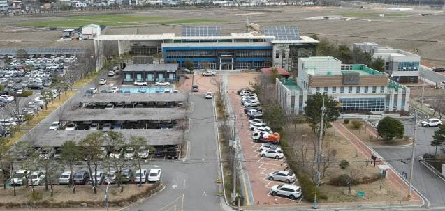 하동군은 현재 보건소를 증·개축해 의료원으로 탈바꿈시키는 ‘별천지 하동 행복의료원 건립’ 사업을 진행하고 있다. 의료원이 들어설 하동군 보건소 전경. (사진=하동군)