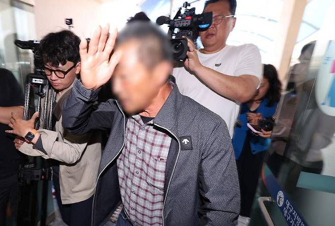 ‘경북 산불’을 유발해 산림보호법상 실화 혐의를 받는 60대 과수원 임차인이 24일 오후 구속 전 피의자 심문(영장실질심사)을 받기 위해 대구지방법원 의성지원에 출석하고 있다. (사진=뉴스1)