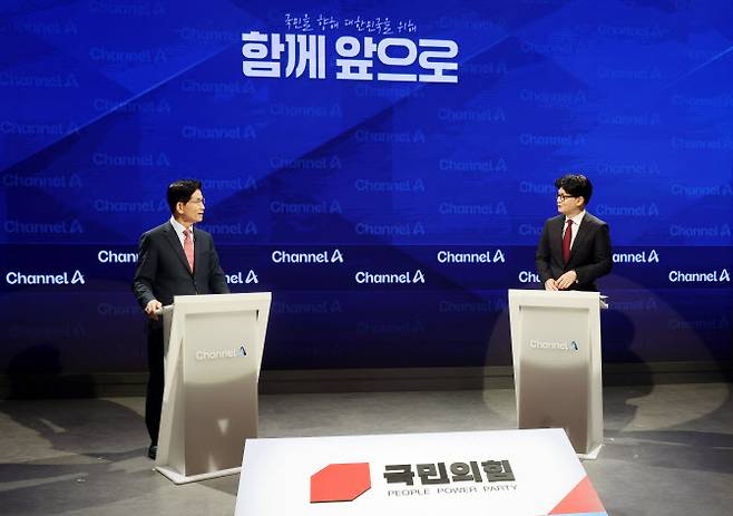 24일 오후 서울 종로 채널A 오픈스튜디오에서 국민의힘 대선 2차 경선 진출자인 김문수, 한동훈 후보가 토론 전 대화를 하고 있다.(사진=국회사진기자단)