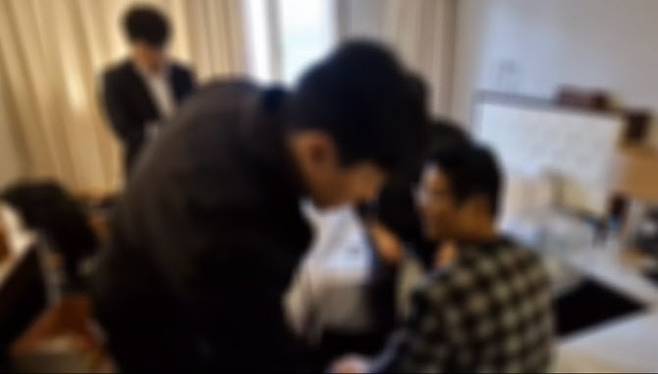 가상자산 교환을 통해 수익을 내고 매일 투자금 2%를 수당으로 지급한다며 피해자를 속여 328억원을 뜯어낸 혐의를 받는 일당의 총책이 검거되고 있다. (사진=서울경찰청 제공)