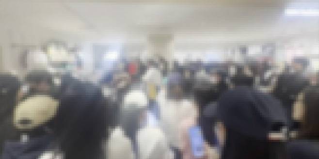 24일 인천시 미추홀구 관교동 롯데백화점 한 매장 앞에 인파가 몰린 모습. (사진=연합뉴스)