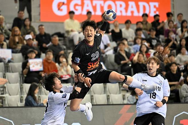 SK슈가글라이더즈 유소정이 삼척시청의 수비를 뚫고 슈팅을 시도하고 있다. 사진=KOHA