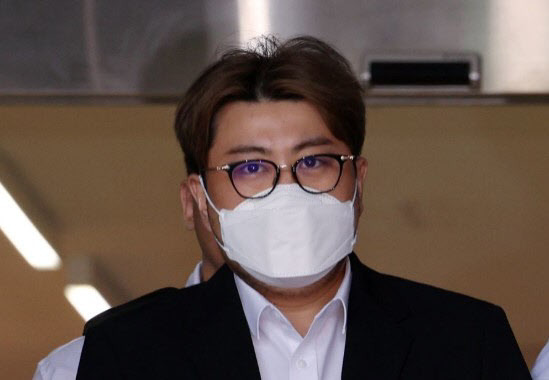 트로트 가수 김호중 씨가 지난해 5월 31일 오전 서울 강남경찰서에서 나와 검찰로 구속 송치되고 있다.  사진=뉴스1