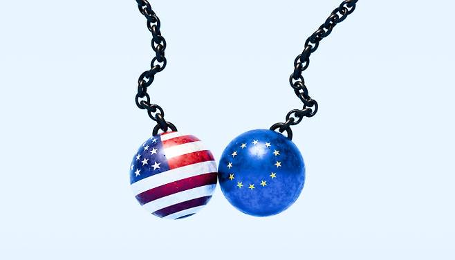 미국 국기와 유럽연합 국기로 장식된 레킹볼이 충돌하는 모습으로 미국과 EU 간의 무역 갈등 등의 이미지를 형상화했다.(사진=게티이미지)