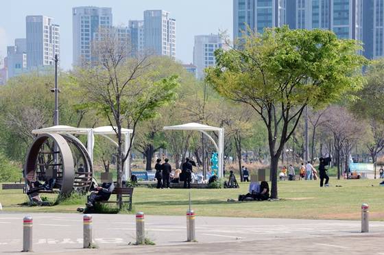 맑은 날씨를 보인 지난 20일 서울 서초구 반포한강공원에서 시민들이 나무그늘 아래 앉아 휴식을 취하고 있다. 〈사진=연합뉴스〉