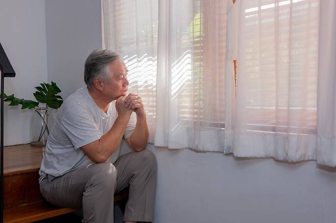 혼자 사는 성인이 우울증과 불안을 모두 경험하는 경우, 자살 위험이 558% 높아진다는 연구 결과가 나왔다. [사진=게티이미지뱅크]