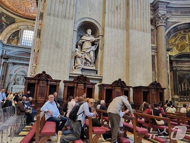 성베드로 성당 안에서 기도하는 조문객들. ⓒ News1 김지완 기자