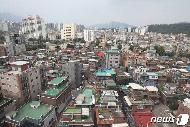 서울 강북구 번동 모아타운 1호 시범구역에 저층 주택이 빼곡하게 들어서 있다.  번동 모아타운에는 총 1242세대, 13개동, 최고 35층 아파트 단지가 들어서게 된다. /뉴스1 ⓒ News1 장수영 기자
