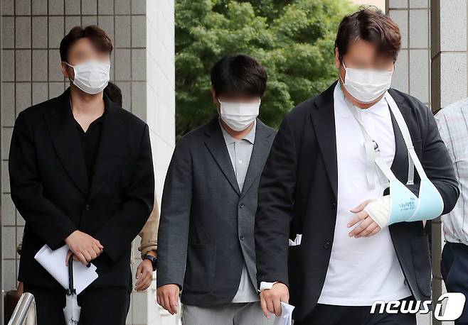 미술품 조각투자 피카코인 등 3개 코인 관련 사기·배임 혐의를 받고 있는 일명 '청담동 주식 부자' 이희진(오른쪽)씨가 동생 이희문씨, 이씨 형제가 운영하는 코인 발행업체 직원 김모씨와 함께 15일 양천구 서울남부지방법원에서 열린 구속 전 피의자 심문(영장실질심사)에 출석하고 있다. 2023.9.15/뉴스1 ⓒ News1 박세연 기자