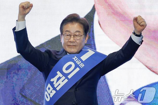 이재명 더불어민주당 대선 경선 후보가 20일 오후 경남 울산전시컨벤션센터에서 열린 영남권 합동연설회에 참석해 정견발표를 하기 전 인사하고 있다. 2025.4.20/뉴스1 ⓒ News1 안은나 기자