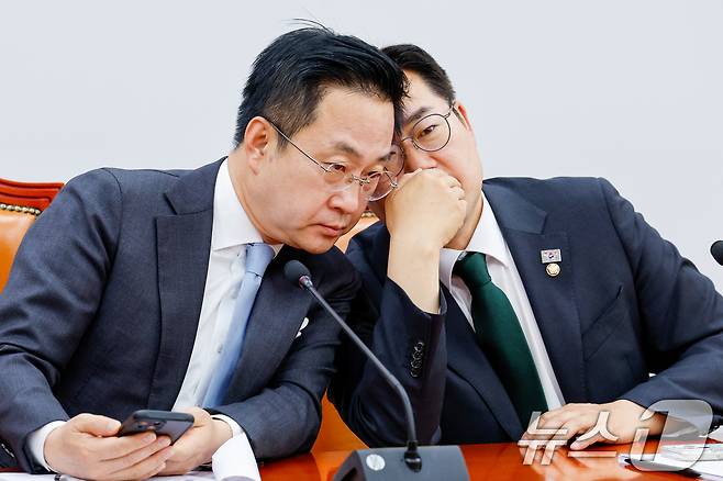 박찬대 더불어민주당 대표 직무대행 겸 원내대표(오른쪽)와 박성준 원내수석부대표가 24일 오전 서울 여의도 국회에서 열린 정책조정회의에 참석해 대화하고 있다. 2025.4.24/뉴스1 ⓒ News1 안은나 기자