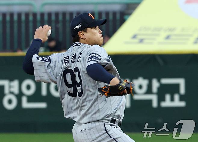 17일 인천시 미추홀구 인천SSG랜더스필드에서 열린 프로야구 '2025 신한 SOL 뱅크 KBO리그' SSG와 한화의 경기에서 한화 선발 투수 류현진이 역투하고 있다. 2025.4.17/뉴스1 ⓒ News1 박세연 기자