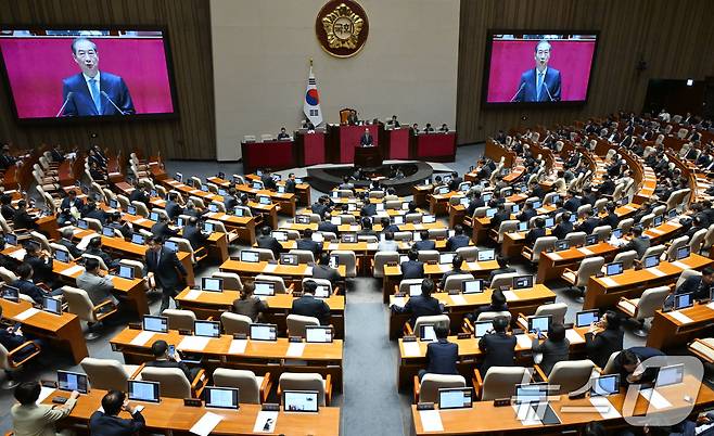 한덕수 대통령 권한대행 국무총리가 24일 오전 서울 여의도 국회 본회의장에서 열린 제424회 국회(임시회) 제6차 본회의에서 2025년도 제1회 추가경정예산안에 대한 정부의 시정연설을 하고 있다.(공동취재)2025.4.24/뉴스1 ⓒ News1 이재명 기자