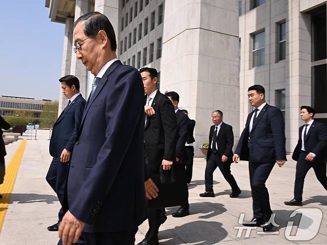 한덕수 대통령 권한대행 국무총리가 24일 오전 서울 여의도 국회에서 열린 본회의에서 추가경정예산안 시정연설 마치고 국회 본청을 나서고 있다.(공동취재) 2025.4.24/뉴스1 ⓒ News1 이재명 기자
