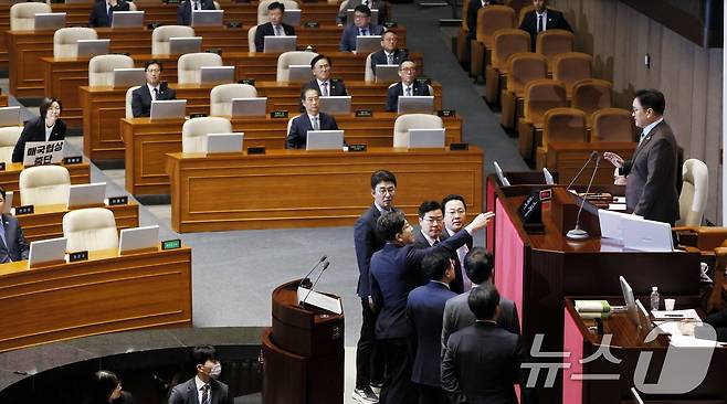 권성동 국민의힘 원내대표가 24일 서울 여의도 국회 본회의장에서 한덕수 대통령 권한대행 국무총리 추경안 시정연설 후 우원식 국회의장의 발언에 항의하고 있다. (공동취재) 2025.4.24/뉴스1 ⓒ News1 이재명 기자