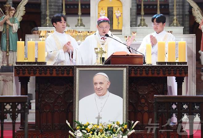 천주교 서울대교구장 정순택 대주교가 24일 오전 서울 중구 명동대성당에서 프란치스코 교황 추모 미사를 집전하고 있다. 2025.4.24/뉴스1 ⓒ News1 사진공동취재단