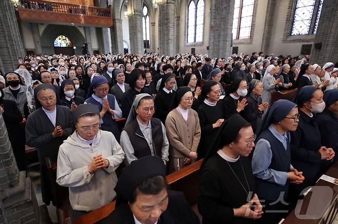 24일 오전 서울 중구 명동대성당에서 거행된 프란치스코 교황 추모 미사에서 참석자들이 기도를 하고 있다. 2025.4.24/뉴스1 ⓒ News1 사진공동취재단