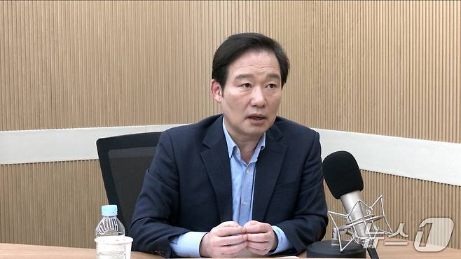 신지호 전 국민의힘 전략기획부총장이 24일 뉴스1TV '팩트앤뷰'에 출연해 질문에 답하고 있다.