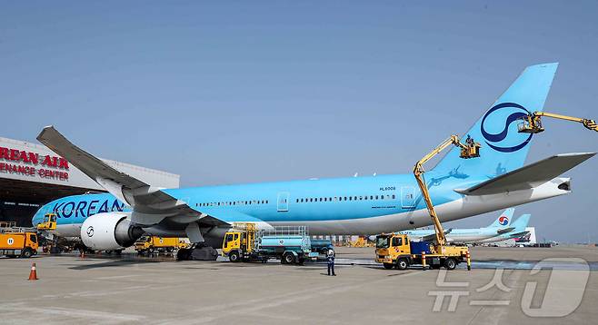 24일 오전 인천 중구 인천국제공항 대한항공 격납고에서 직원들이 봄을 맞아 항공기 동체를 세척하고 있다. 이날 세척한 항공기는 보잉 777-300ER 기종으로 대한항공의 새 도장이 적용된 기체다. (공동취재) ⓒ News1 장수영 기자
