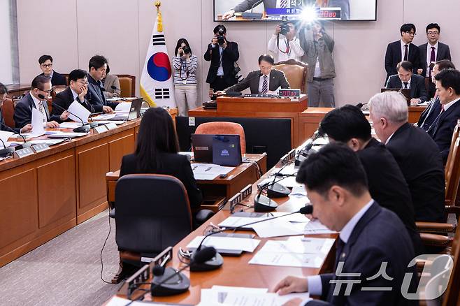 김석기 국회 외교통일위원회 위원장이 24일 오전 서울 여의도 국회에서 열린 제424회 국회(임시회) 외통위 제2차 전체회의에서 의사봉을 두드리고 있다. 2025.4.24/뉴스1 ⓒ News1 이재명 기자