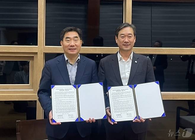 이병운 순천대 총장(왼쪽)과 송하철 목포대 총장이 '대학 통합·통합 의대 추진' 합의 후 기념사진을 찍고 있다.(목포대 제공. 재판매 및 DB 금지)