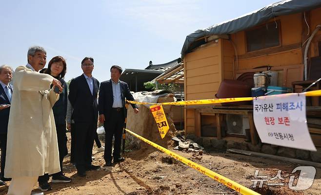 장미란 문화체육관광부 제2차관이 24일 산불 피해 지역인 경북 안동을 찾아 관계자들과 하회마을 피해 현장을 살펴보고 있다.(문화체육관광부 제공)