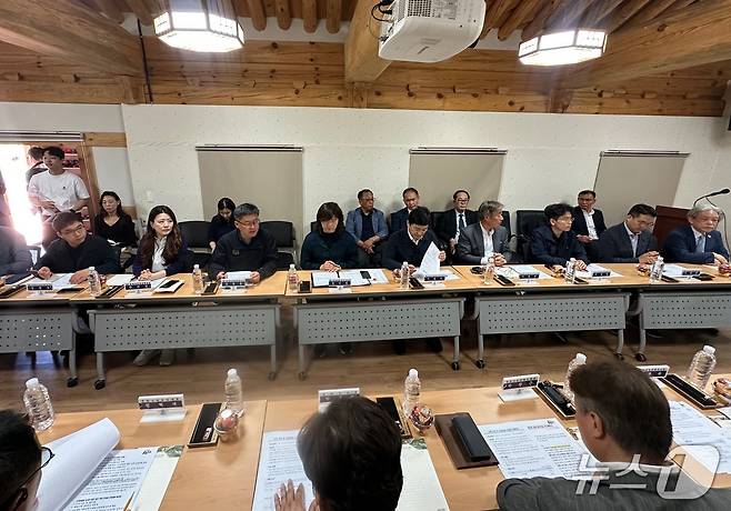 장미란 문화체육관광부 제2차관이 안동하회마을에서 지자체, 관광업계, 유관기관 관계자 등과 산불 피해 극복을 위한 관광 활성화 방안을 논의하고 있다ⓒ News1 윤슬빈 기자