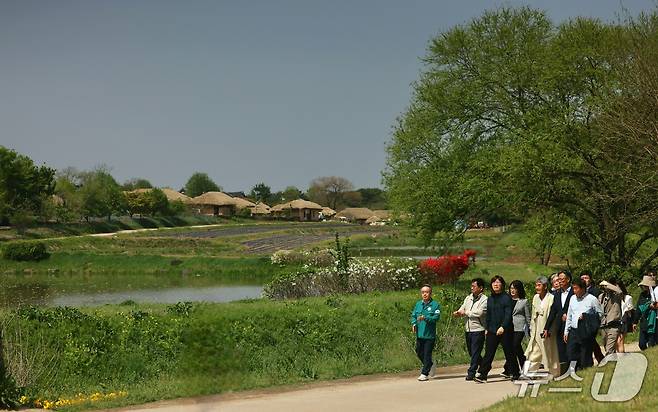 장미란 문화체육관광부 제2차관이 24일 산불 피해 지역인 경북 안동을 찾아 관계자들과 하회마을 피해 현장을 살펴보고 있다.(문화체육관광부 제공)