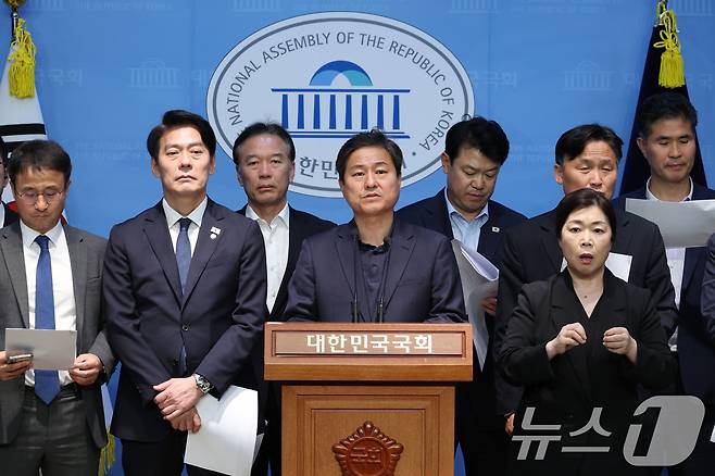 더불어민주당 전 정권 정치탄압대책위원회 김영배 간사를 비롯한 의원들이 24일 오후 서울 여의도 국회 소통관에서 검찰의 문재인 전 대통령 기소 관련 기자회견을 하고 있다. 2025.4.24/뉴스1 ⓒ News1 이광호 기자