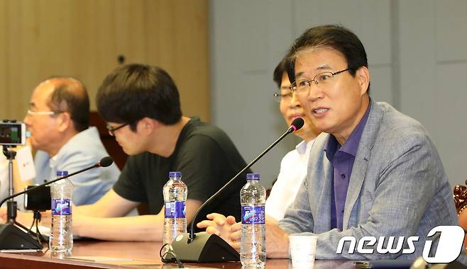 권오을 전 바른정당 최고위원이 16일 오후 서울 여의도 국회의원회관에서 열린 바른미래당 원외비상대책위원회·전 시도당 협의회 주최 당대표·최고위원 후보 핵심 공약 토론회에서 인사말을 하고 있다. 2018.8.16/뉴스1 ⓒ News1 안은나 기자