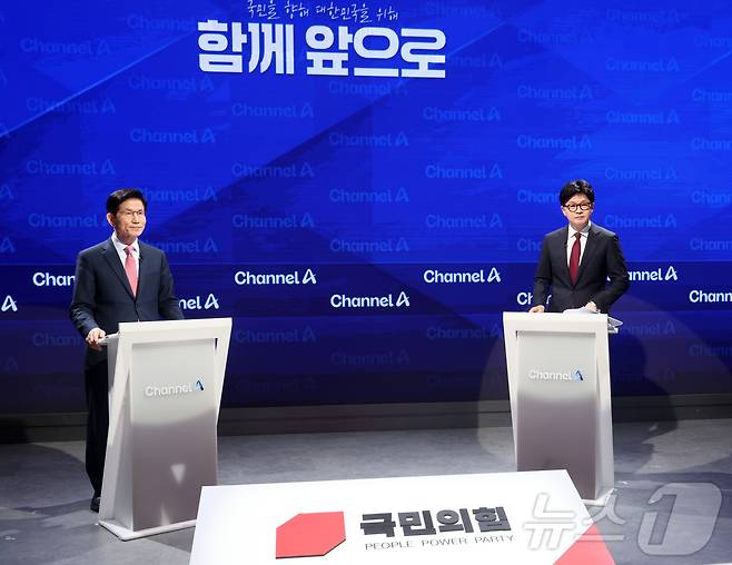 24일 오후 종로 동아미디어센터 채널A 오픈스튜디오에서 국민의힘 대선 2차 경선 진출자인 김문수, 한동훈 후보가 토론 전 정면을 응시하고 있다. 2025.4.24/뉴스1 ⓒ News1 국회사진취재단