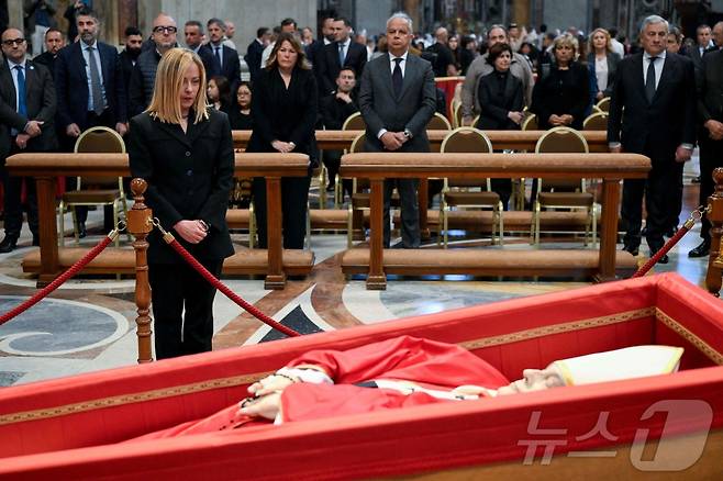프란치스코 교황 조문하는 조르자 멜로니 이탈리아 총리. 2025.4.23. ⓒ AFP=뉴스1 ⓒ News1 이지예 객원기자