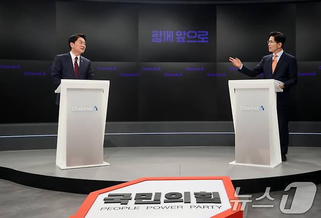 국민의힘 대선 2차 경선 진출자인 안철수(왼쪽), 김문수 후보가 24일 오후 서울 종로구 동아미디어센터 채널A 스튜디오에서 1:1 맞수 토론을 하고 있다. 2025.4.24/뉴스1 ⓒ News1 국회사진취재단