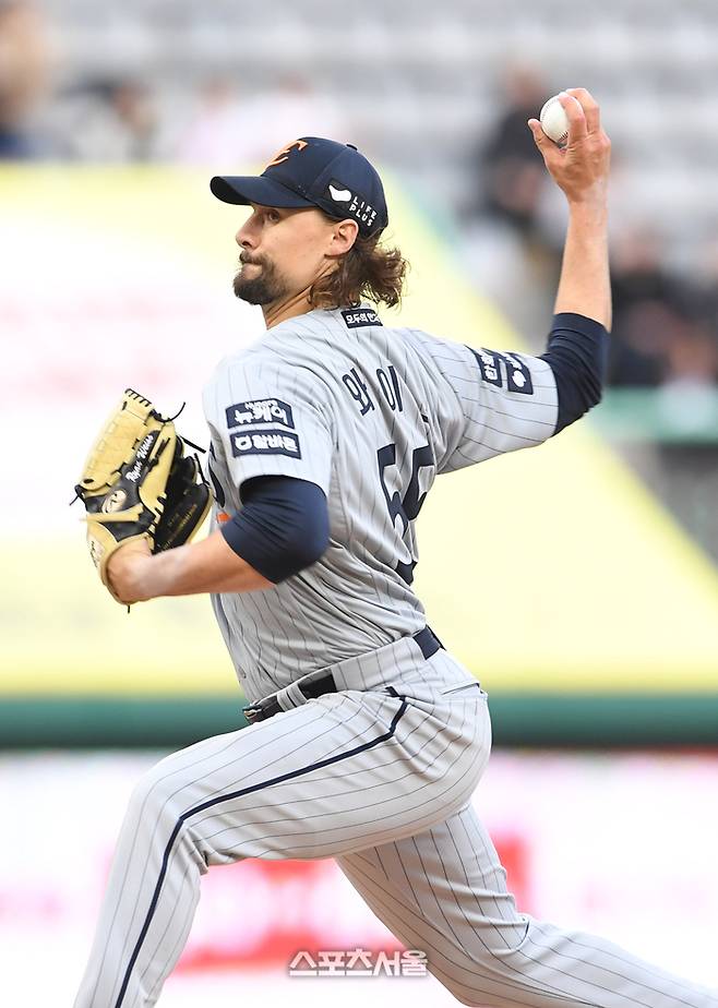 한화 와이스가 16일 인천SSG랜더스필드에서 열린 2025 KBO리그 SSG와 경기에 선발 등판해 힘차게 공을 던지고 있다. 문학 | 박진업 기자 upandup@sportsseoul.com